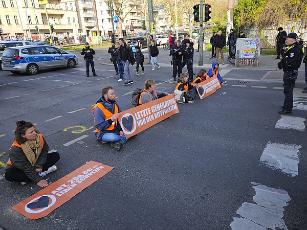 The world in brief: Climate activists stop traffic in Berlin - Vimarsana News