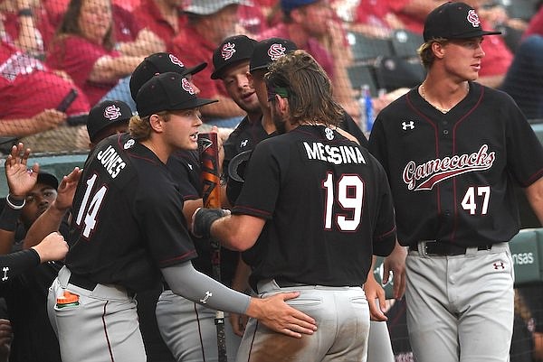 Big inning enough as Gamecocks tie series with Razorbacks - Vimarsana News