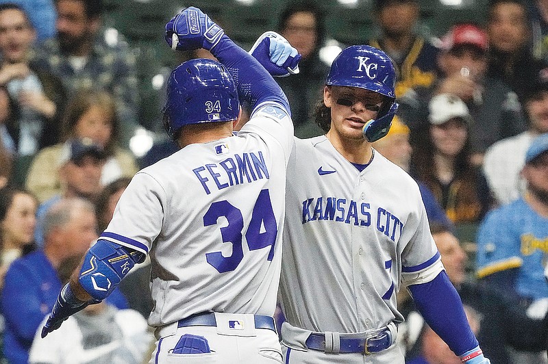 Perez scratched from Royals' lineup due to 'a little bit of blurry