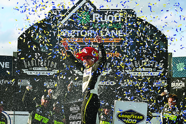 Byron wins after wreck between Chastain and Larson - Vimarsana News