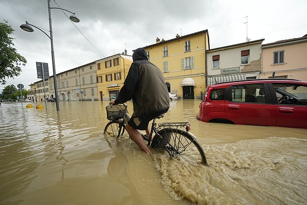 Italian flooding kills 8; thousands flee - Vimarsana News