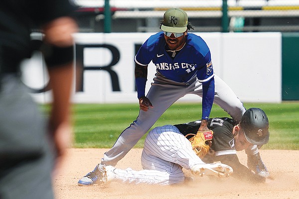 Robert, Lynn star as White Sox beat Royals 5-2 for series sweep