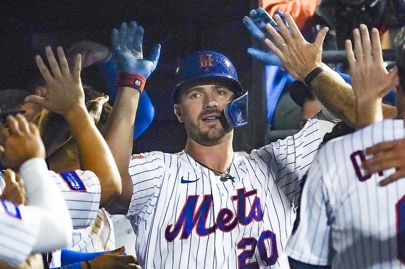 New York Mets Pete Alonso (20) congratulates New York Mets