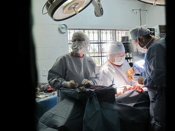 Personal de iglesia de Little Rock realizando cirugías de hernia en Guatemala