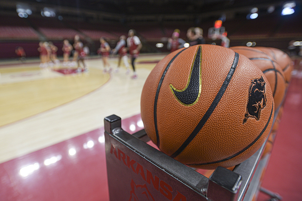 WholeHogSports - Arkansas women's basketball team completes sweep