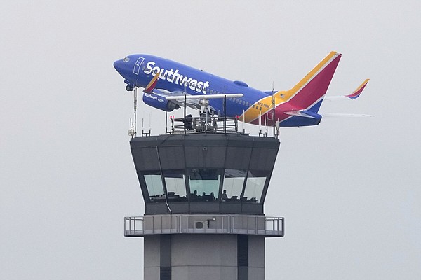 Southwest says earnings fall 10 Southwest says earnings fall 10