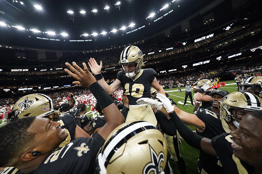 Carr tosses TD in Saints debut