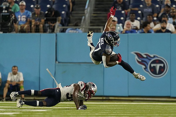 Tennessee Titans quarterback Malik Willis (7) works out before an NFL  football game against the Kansas City Chiefs Sunday, Nov. 6, 2022, in  Kansas City, Mo. (AP Photo/Peter Aiken Stock Photo - Alamy