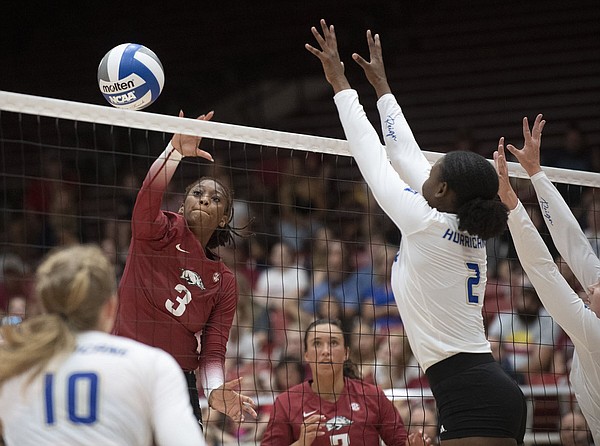 Gillen, Head lead Arkansas past Tulsa - Vimarsana News