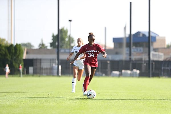 Morgan White dribbles the ball during Arkansas' 2-2 draw against Notre Dame on Sunday, Aug. 27. (Photo Courtesy: Arkansas Athletics)