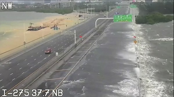 Hurricane Idalia unleashes fury on Georgia and Florida, swamping the coast and closing highways - Vimarsana News