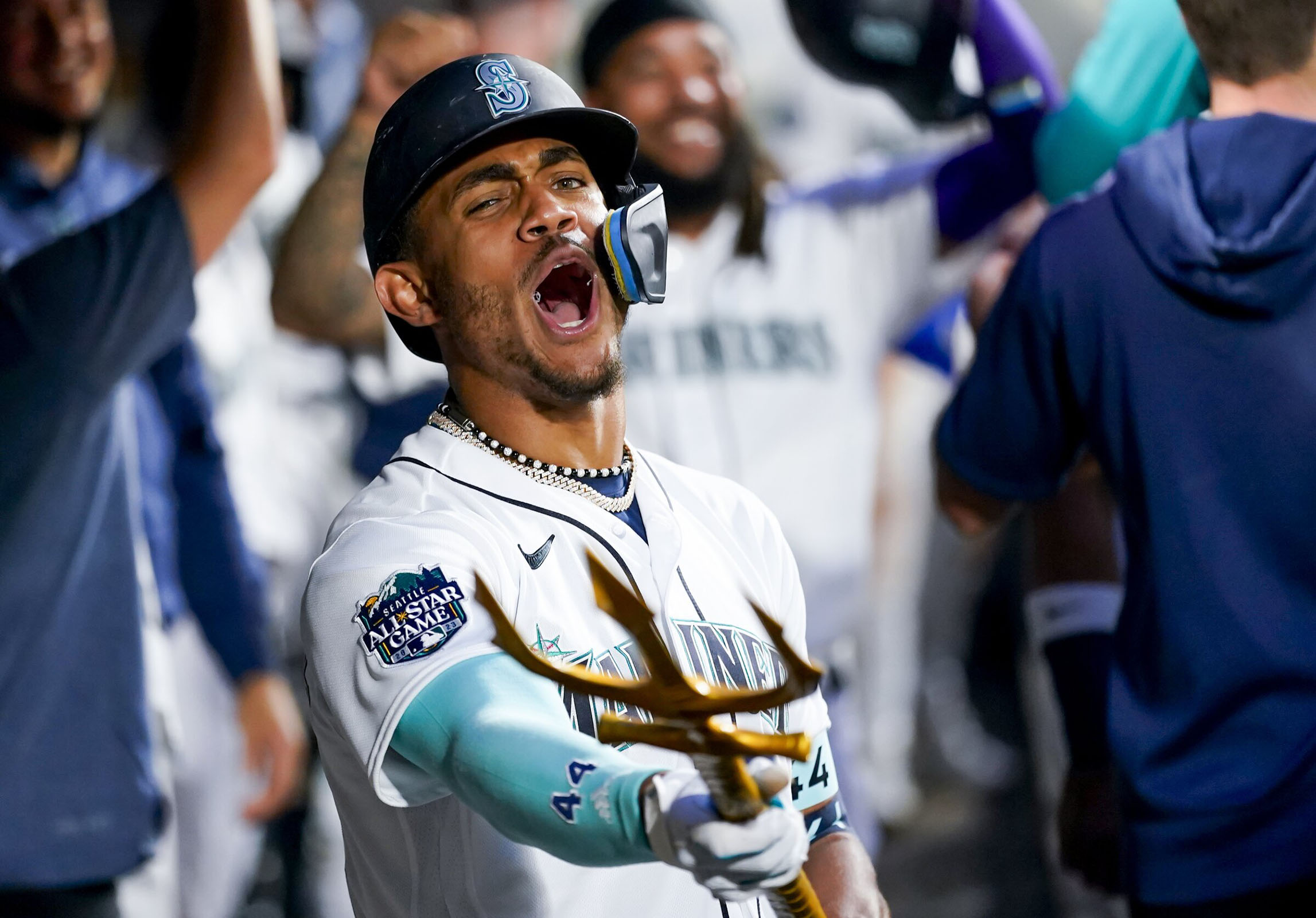 Mariners OF Julio Rodríguez sets MLB record with 17 hits in four