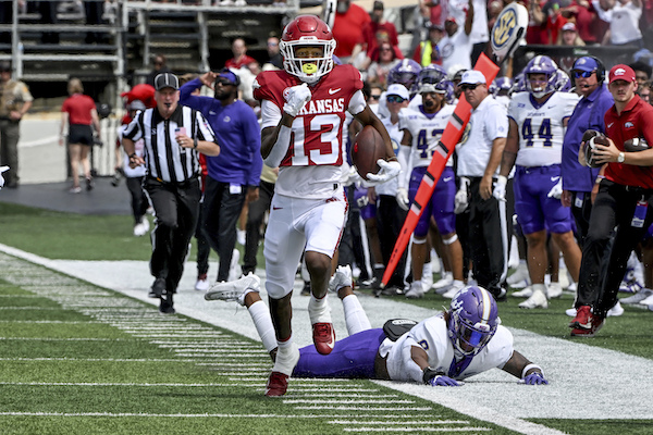 MATI: The Razorbacks mengalahkan Western Carolina untuk membuka musim