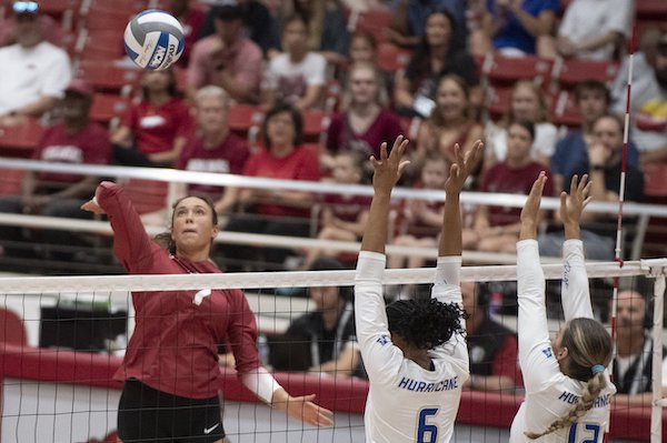 Arkansas sweeps Michigan at Barnhill