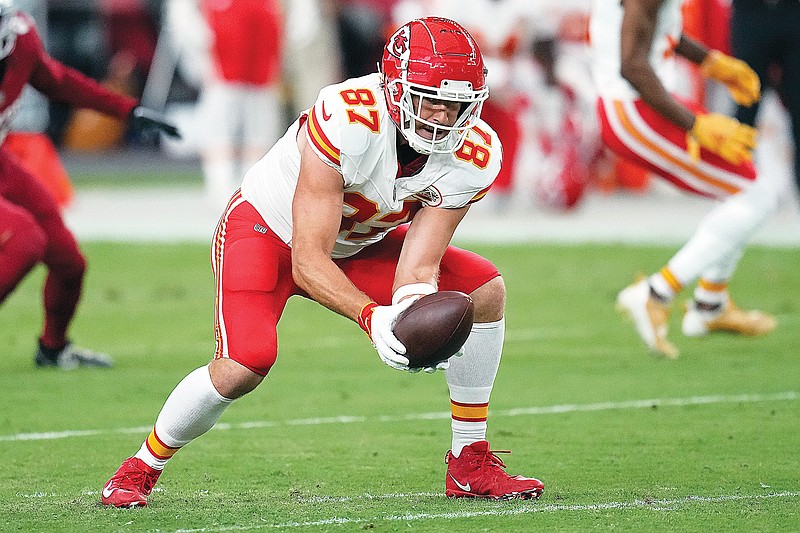 Chiefs TE Travis Kelce hyperextends knee ahead of opener - ESPN