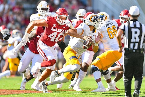 Arkansas defensive end Landon Jackson (40) chases Kent State quarterback Michael Alaimo during a game Saturday, Sept. 9, 2023, in Fayetteville.