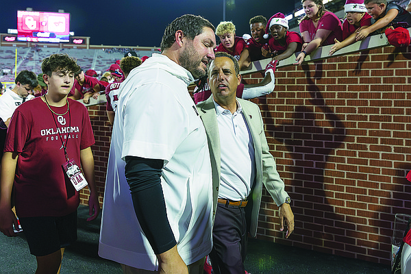 Oklahoma assistant sorry for bringing fatherinlaw Briles on the field