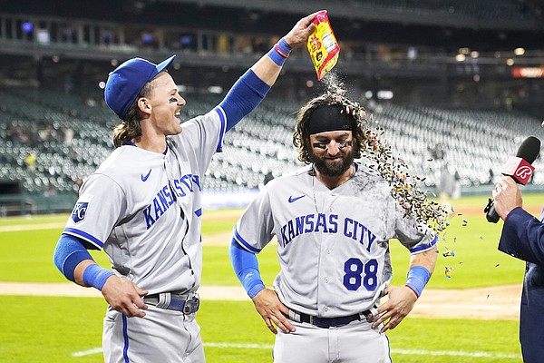 Royals waste 9-run lead, beat White Sox 11-10 in DH nightcap - Vimarsana News
