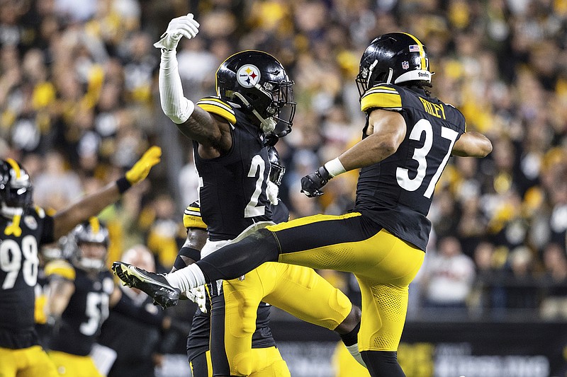 T.J. Watt scores a touchdown for the Pittsburgh Steelers