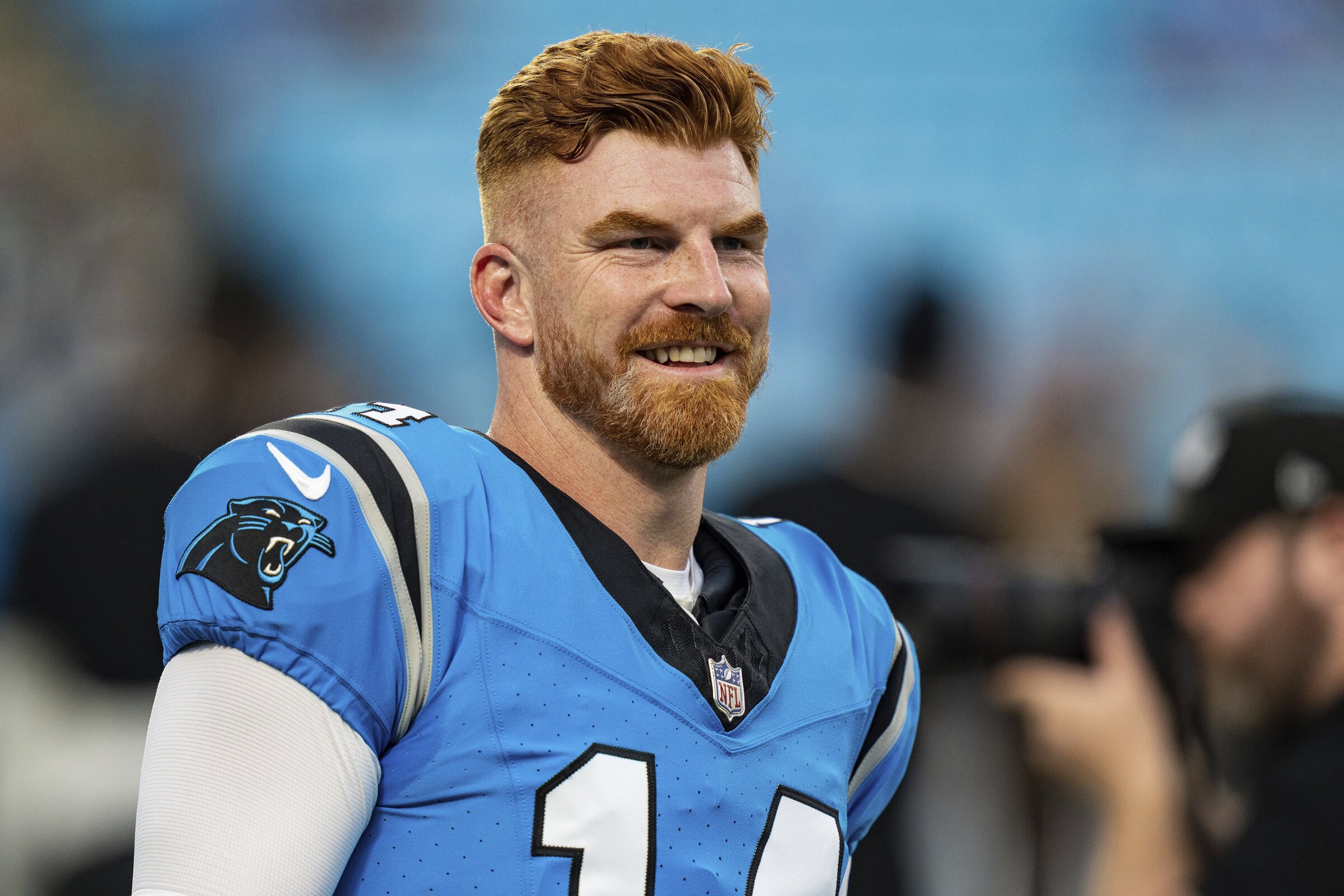 New Orleans Saints quarterback Andy Dalton warms up wearing a T