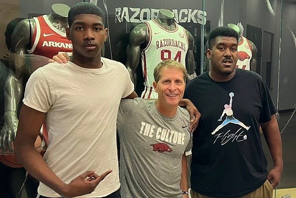 2026 forward LaDaryl Robinson Jr., Arkansas coach Eric Musselman and LaDaryl Robinson Sr. during the younger Robinson’s unofficial visit to Fayetteville on Sept. 16.