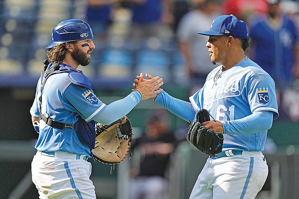 Royals sweep series with 6-2 win over Guardians