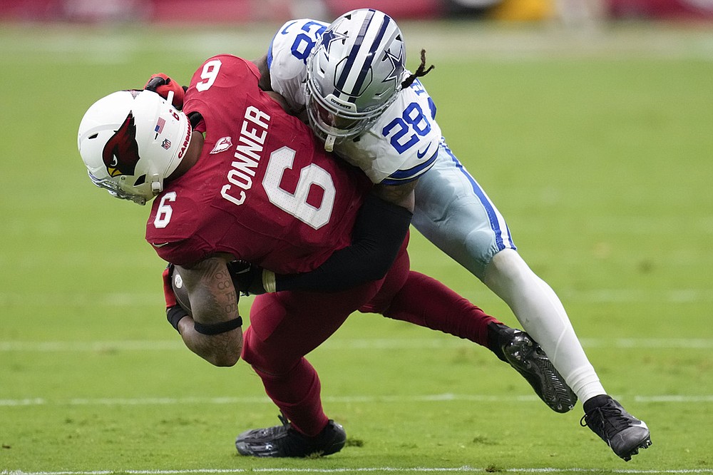 Landover, United States. 10th Sep, 2023. Arizona Cardinals WR Rondale Moore  (4) receiving the snap from QB Joshua Dobbs at the Arizona Cardinals vs Washington  Commanders game (Week 1) on September 10