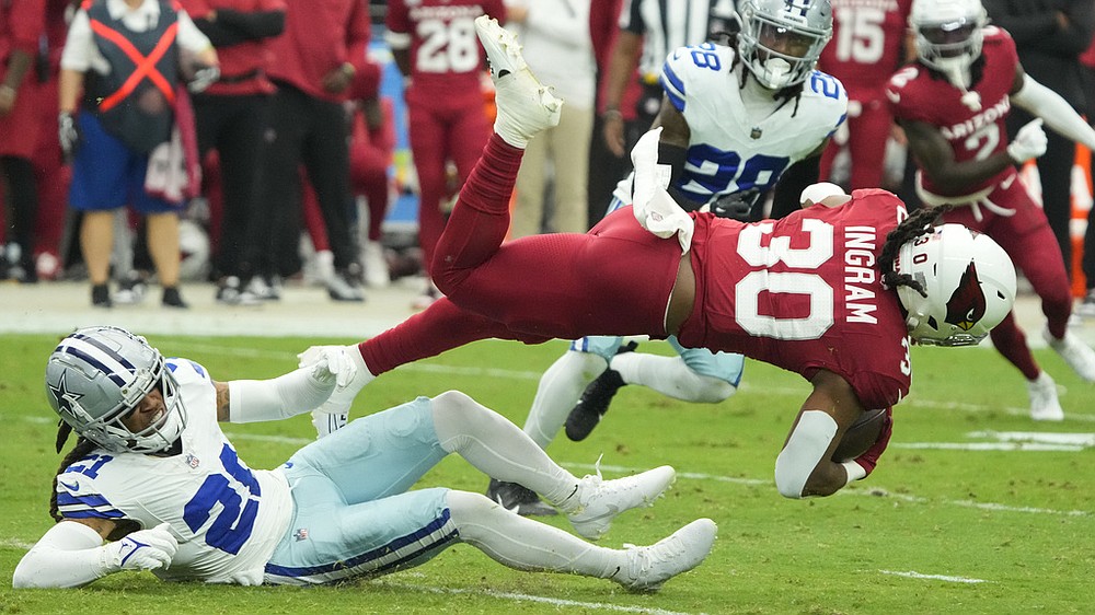 Landover, United States. 10th Sep, 2023. Arizona Cardinals WR Rondale Moore  (4) receiving the snap from QB Joshua Dobbs at the Arizona Cardinals vs Washington  Commanders game (Week 1) on September 10