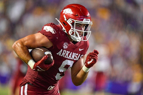 Arkansas tight end Luke Hasz (9) catches a touchdown pass, Saturday, Sept, 23, 2023, during the fourth quarter of the Razorbacks’ 34-31 loss to LSU at Tiger Stadium in Baton Rouge, La. Visit nwaonline.com/photo for the photo gallery.