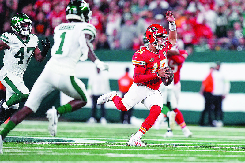 Mahomes, Chiefs hold on to beat Jets 23-20 with Swift, Rodgers