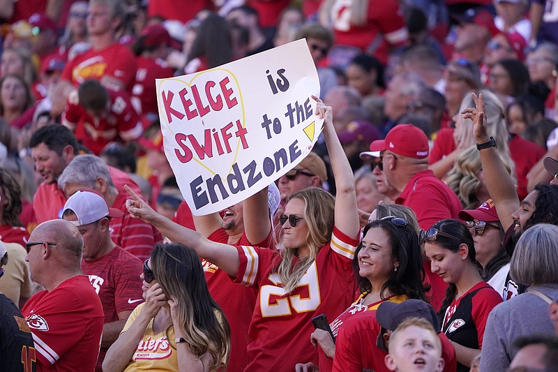 Taylor Swift turns out to see Travis Kelce, Kansas City Chiefs play Chicago  Bears 