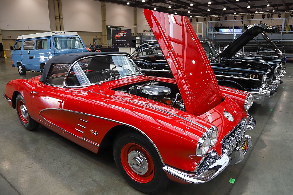 Chattanooga Motorcar Festival cranks up with B52s, races, auction