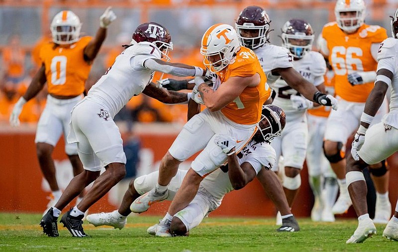 Tennessee Athletics photo / Sixth-year senior tight end McCallan Castles accounted for two of Tennessee’s longest receptions this past Saturday against Texas A&M with gains of 13 and 11 yards.