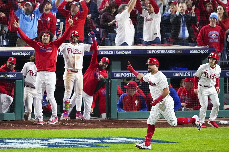 Kyle Schwarber homers twice as Phillies move within two games of a
