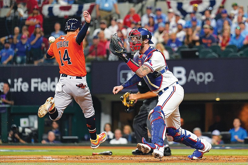 Altuve, Javier lead Astros to win at Rangers, closes to 2-1 in ALCS