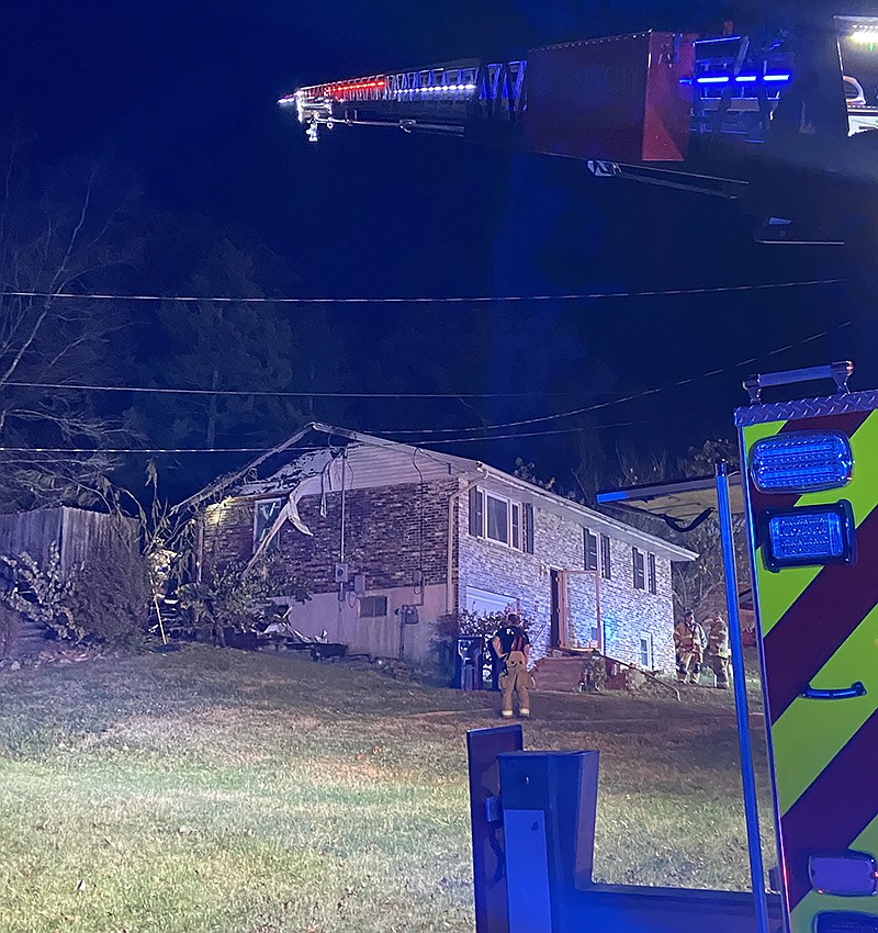 Neighbor hurt notifying occupants to escape house fire Jefferson City