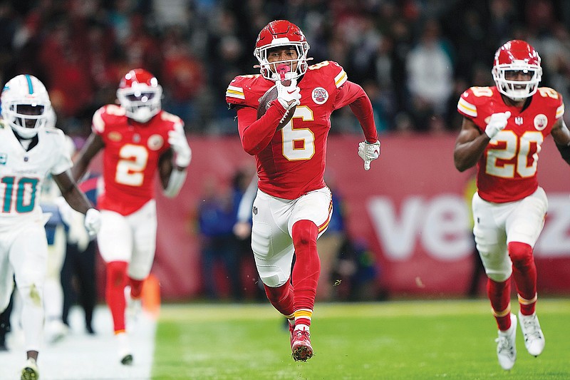 Mahomes Throws Two Tds Defense Scores As Chiefs Hang On To Beat