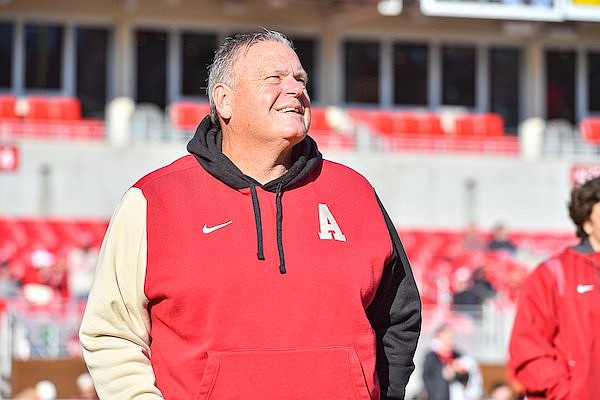 Highly regarded transfer O-lineman commits to Hogs | The Arkansas Democrat-Gazette - Vimarsana News