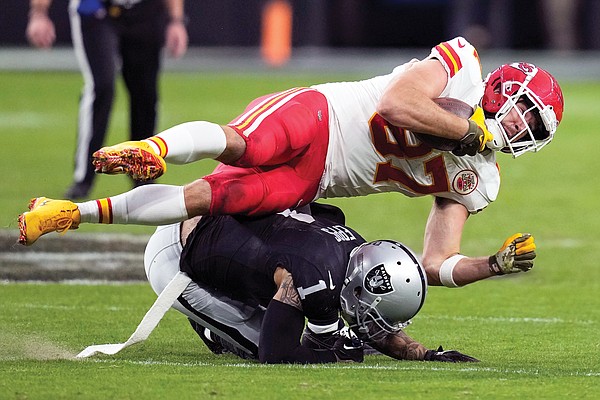 Chiefs rally from 14 down to beat Raiders 31-17 - Vimarsana News