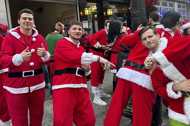 Thousands of revelers descend on NYC for annual Santathemed bar crawl