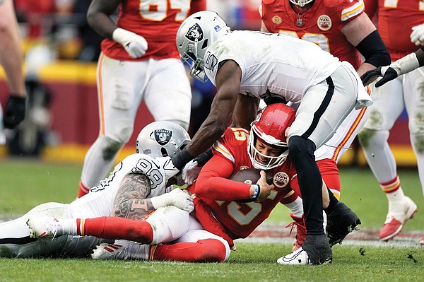 Raiders stun Chiefs with two defensive TDs in 20-14 victory | Jefferson City News Tribune - Vimarsana News