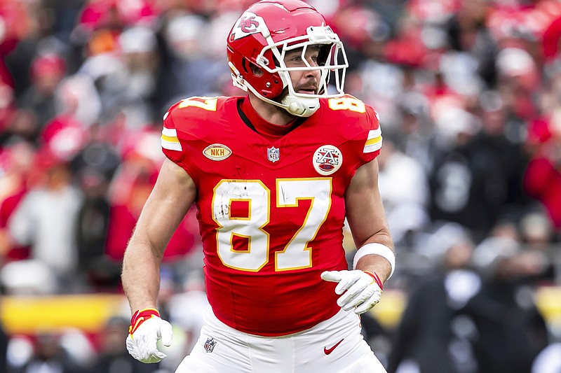 Travis Kelce and the Chiefs Lose 20-14 to Raiders on Christmas