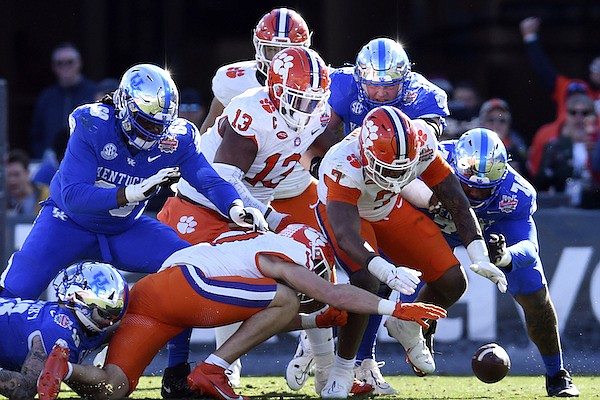 Clemson Outlasts Kentucky In Wild Final Quarter Of Gator Bowl | Whole ...