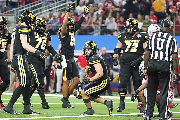 Schrader runs for 128 yards, Missouri beats Ohio State 14-3 in Cotton Bowl - Vimarsana News