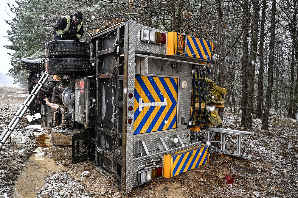 Snowy Weather Friday Jan 5 2024 The Arkansas Democrat Gazette   01524Firetruck5A T1000.JPG