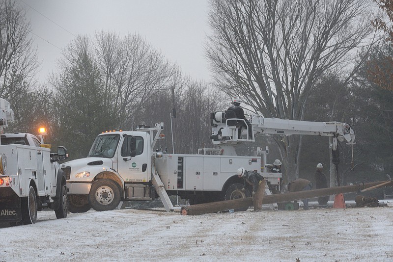 Carroll Electric crew works on Friday Jan. 11 2024 to restore power in the Larue community on Beaver Lake east of Rogers. Go to nwaonline.com/photos for today's photo gallery..(NWA Democrat-Gazette/Flip Putthoff)