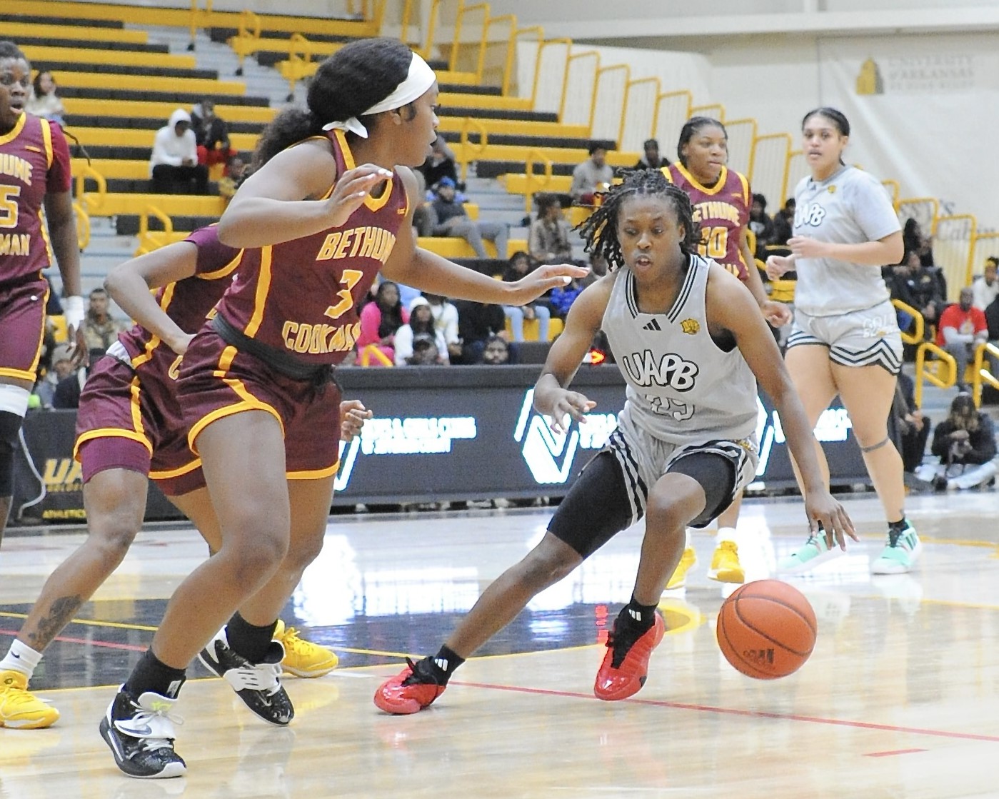 Lady Lions fall in defensive struggle