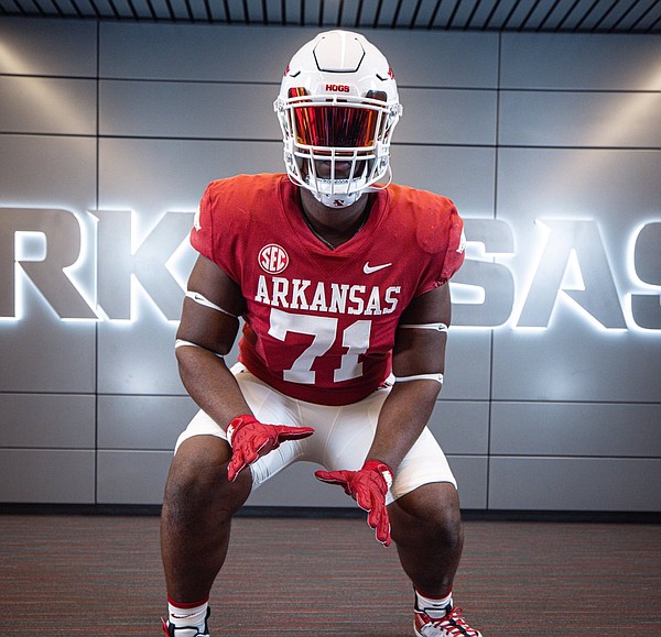 Arkansas football in the running for 2025 Olineman after visit, offer