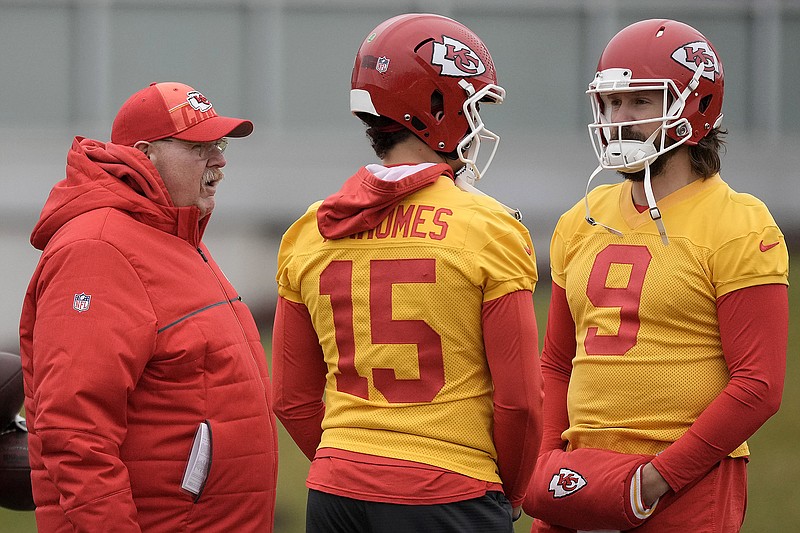 Chiefs head coach Andy Reid talks to quarterbacks Patrick Mahomes and Blaine Gabbert during practice Friday in Kansas City. (Associated Press)