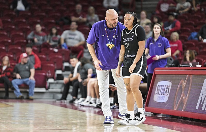Central Arkansas women’s basketball Coach Tony Kemper speaks with guard Cheyanne Kemp (4) during a game Nov. 20, 2023, against the Arkansas Razorbacks at Walton Arena in Fayetteville. The freshman Kemp is one of many additions Kemper brought in that had helped the Sugar Bears improve and contend for the ASUN regular-season title.
(NWA Democrat-Gazette/Charlie Kaijo)